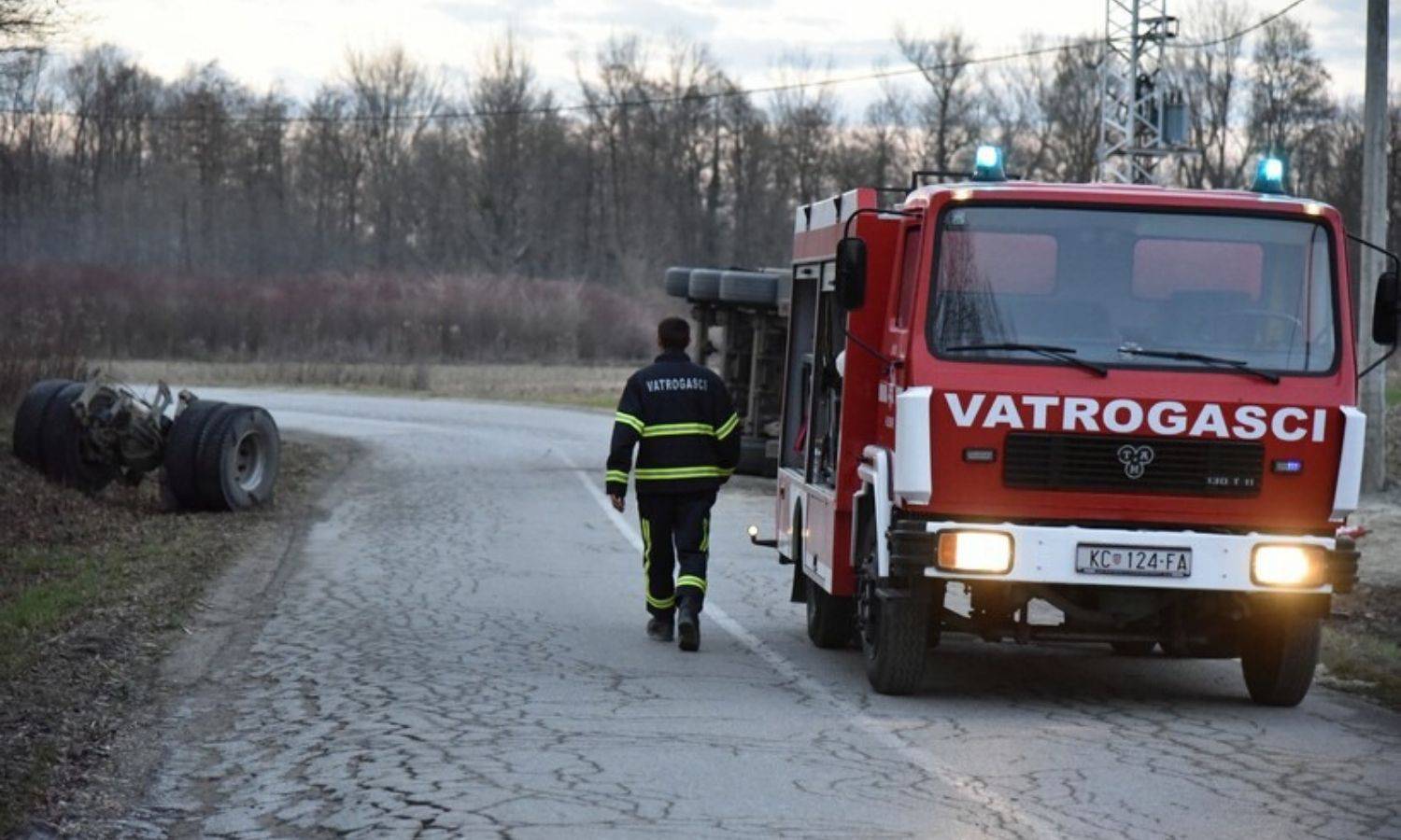 Vozač teško ozlijeđen, kamionu pukla osovina te se prevrnuo