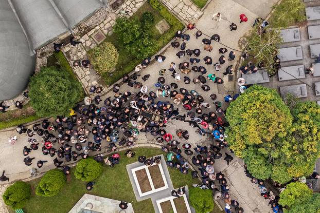 Sarajevo: Pogled iz zraka na posljednji ispraćaj Halida Bešlića na gradskom groblju Bare