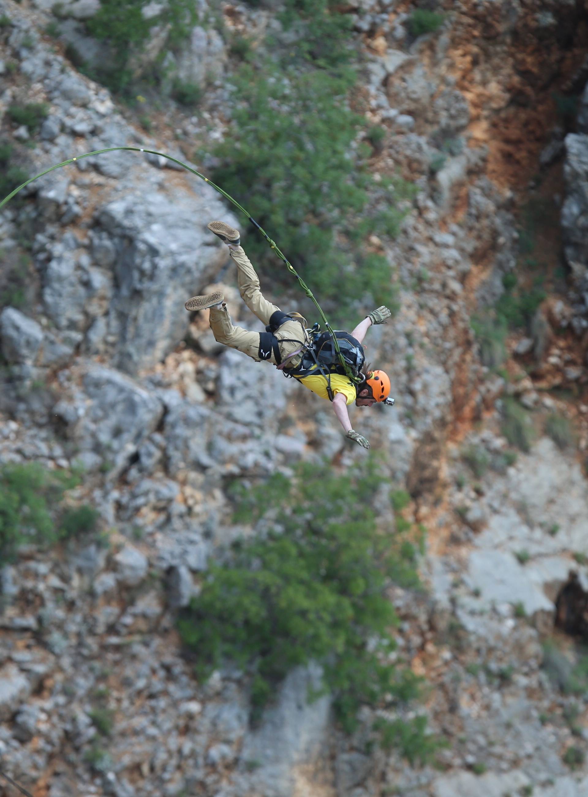 Sunovrat od 528 m: Skakali u Crveno jezero vezani užetom