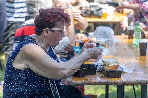 Osijek. Podjela graha na lijevoj obali Drave na Praznik rada