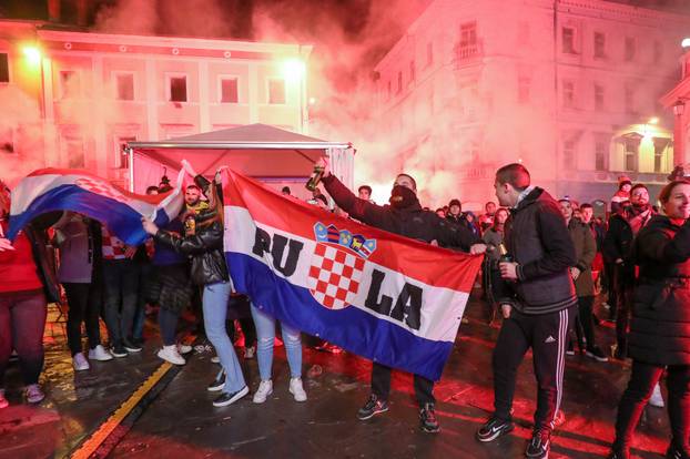 Navijačka atmosfera u Puli tijekom utakmice Hrvatska - Maroko na Svjetskom prvenstvu