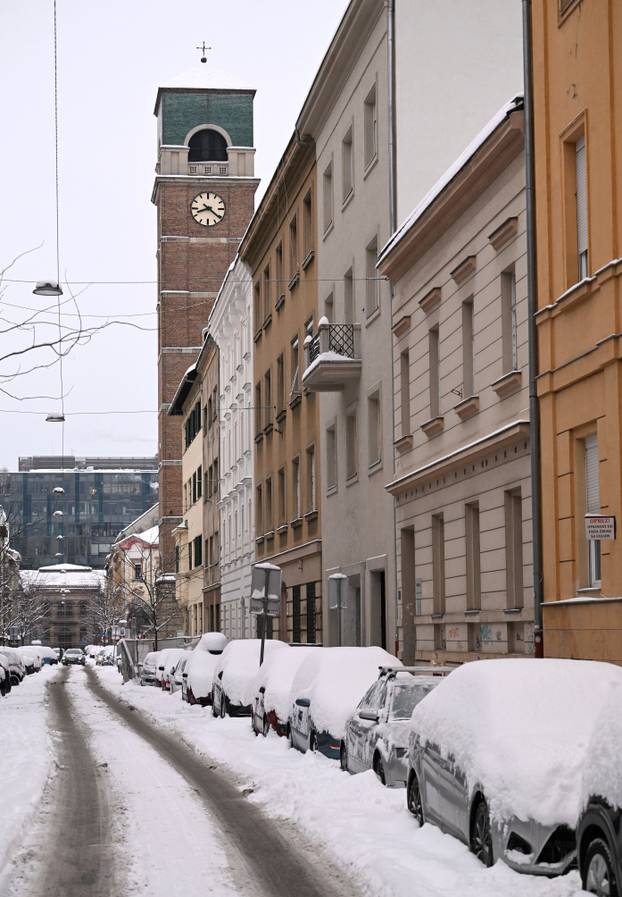 Zagreb: Snijeg zabijelio grad