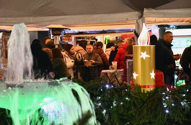 FOTO U Slavonskom Brodu zapaljena 3. adventska svijeća