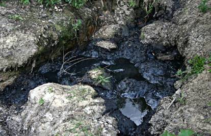 Naftna mrlja na rijeci Kupi u Karlovcu teče iz kanalizacije?