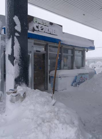 Korenica: Jako snje&zcaron;no nevrijeme stvorilo velike probleme u prometu