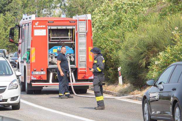 Vatrogasci se bore s požarom koji je buknuo u Župi dubrovačkoj