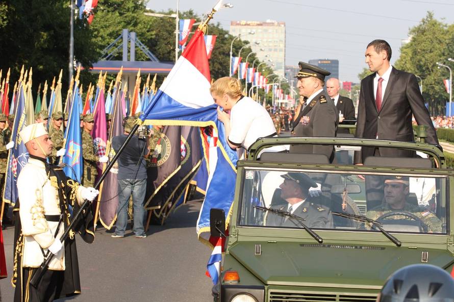 ARHIVA - Na današnji dan 2015. u Zagrebu održan veliki vojni mimohod
