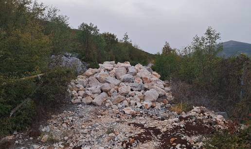 HAC zatrpao kamenjem prilaz zelenom mostu: Mjesecima ne možemo na svoja zemljišta!