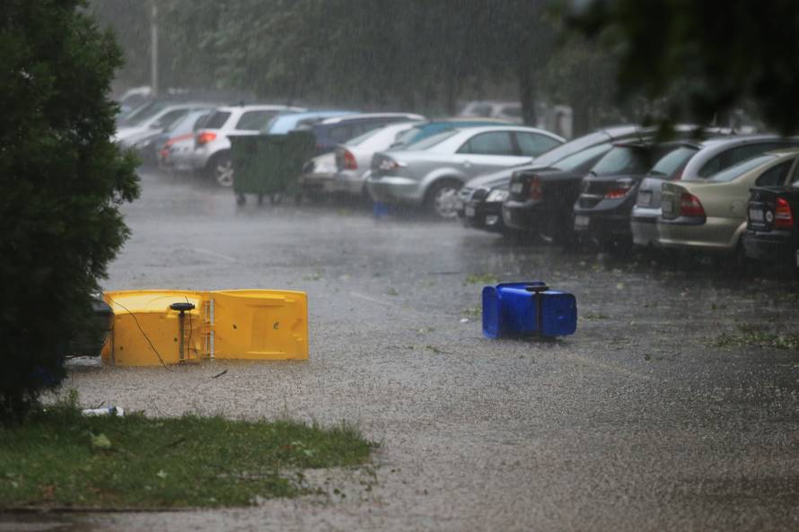 Nevrijeme rušilo stabla, nosilo krovove, kiša poplavila ulice