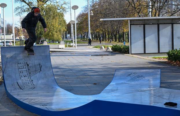 Zagreb: Ispred Muzeja Suvremene Umjetnosti postavljena skate skulptura "skate spot"