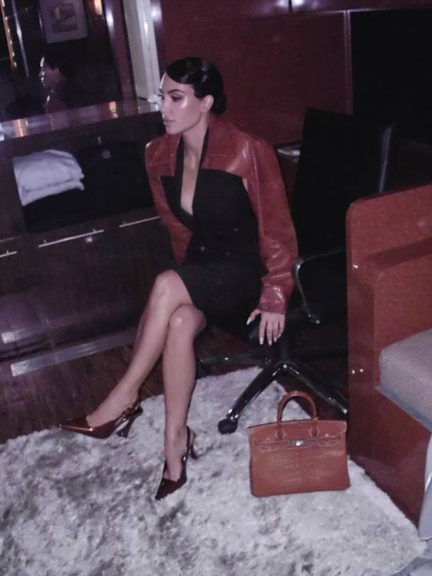 FOTO Kakva kombinacija, Kim! Poslovno sprijeda, a od iza - tanga koja viri. Pogledajte je!