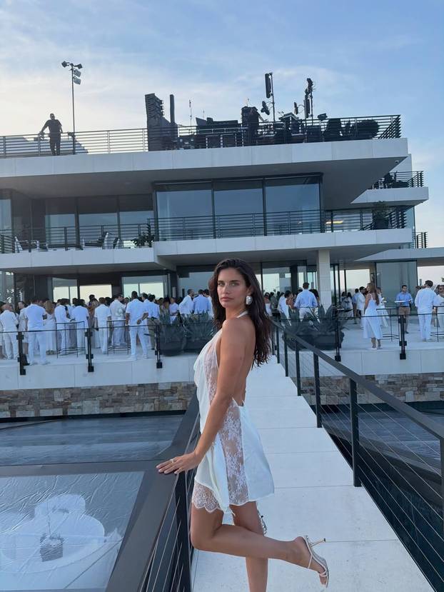 FOTO Slavna 'anđelica' priznala da se voli skinuti do kraja: 'Na kraju dana, svi smo goli rođeni'