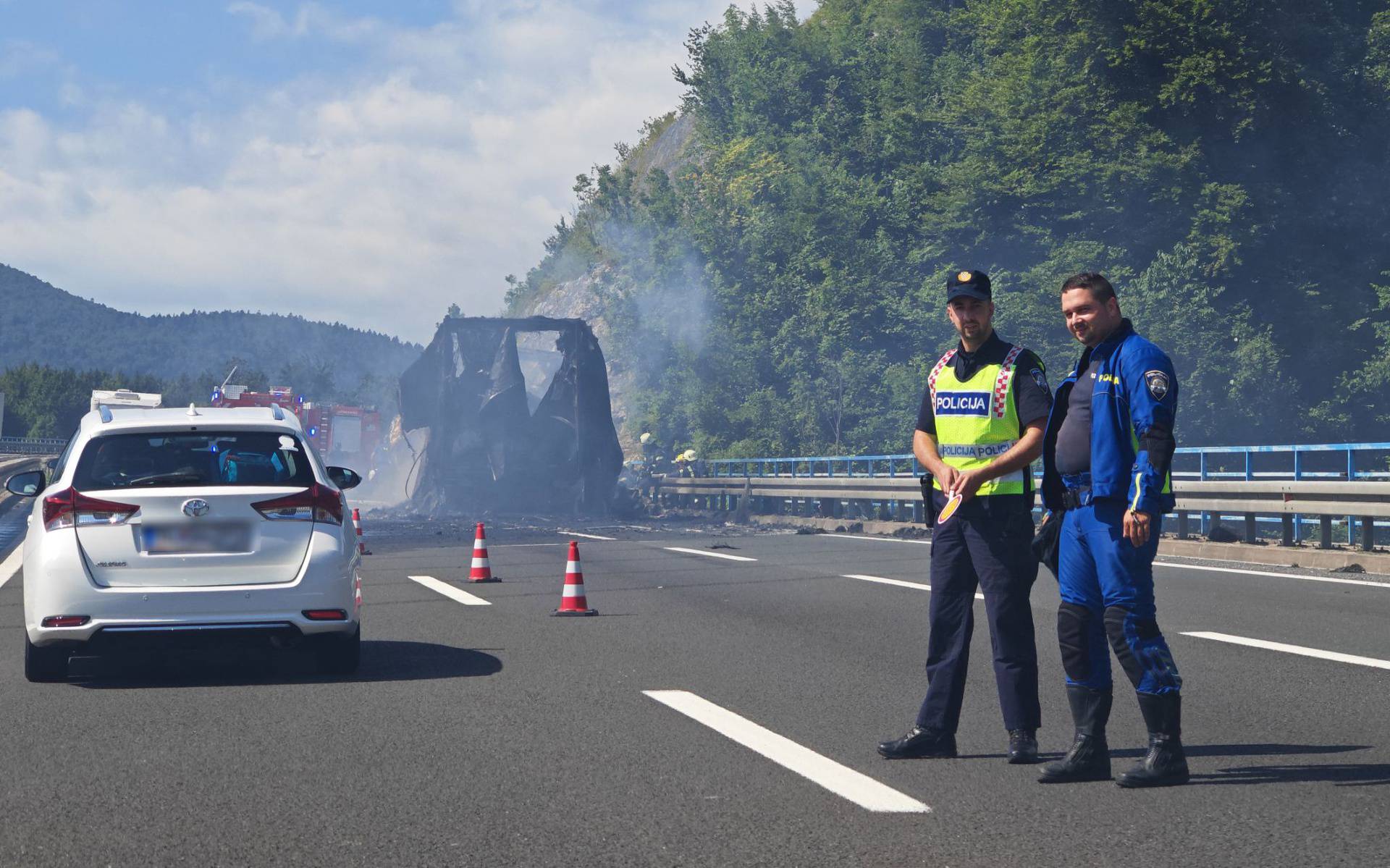 Slike strave s autoceste: Sve je u dimu, stvaraju se gužve. HAK: Kolona dugačka 12 kilometara