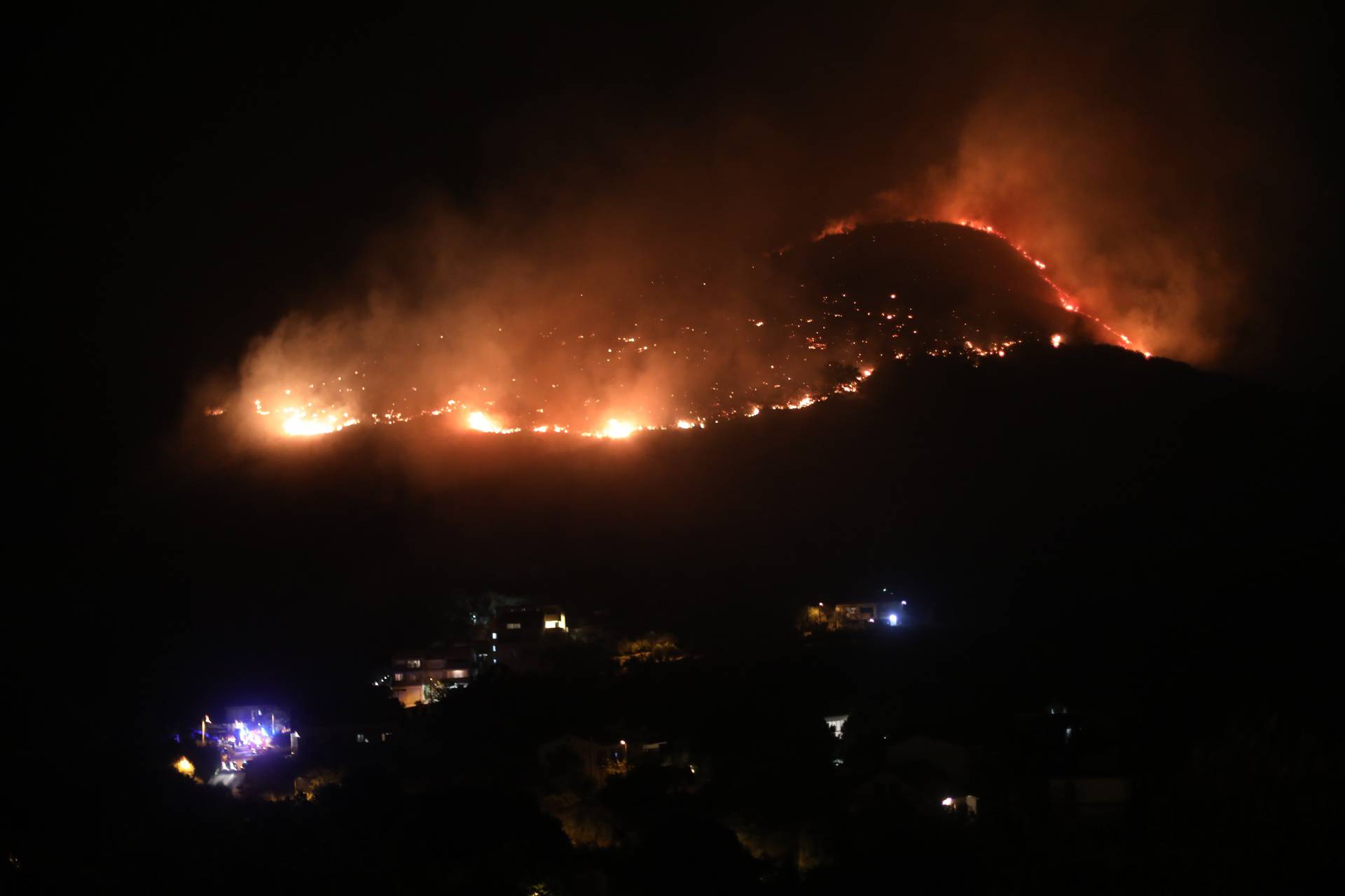 Udari munja noćas uzrokovali nekoliko požara u okolici Splita