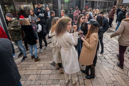 Badnjak kao da nema korone: Po ulicama se pjeva, pije vino, a maske nose samo rijetki