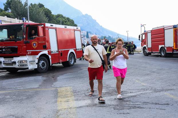 Vatrogasci cijelu noć gasili požar kod Omiša