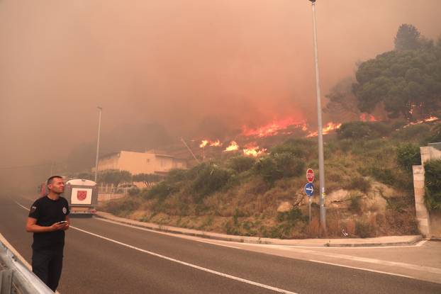 Buknuo veliki požar u Pisku, vatra došla do kuća