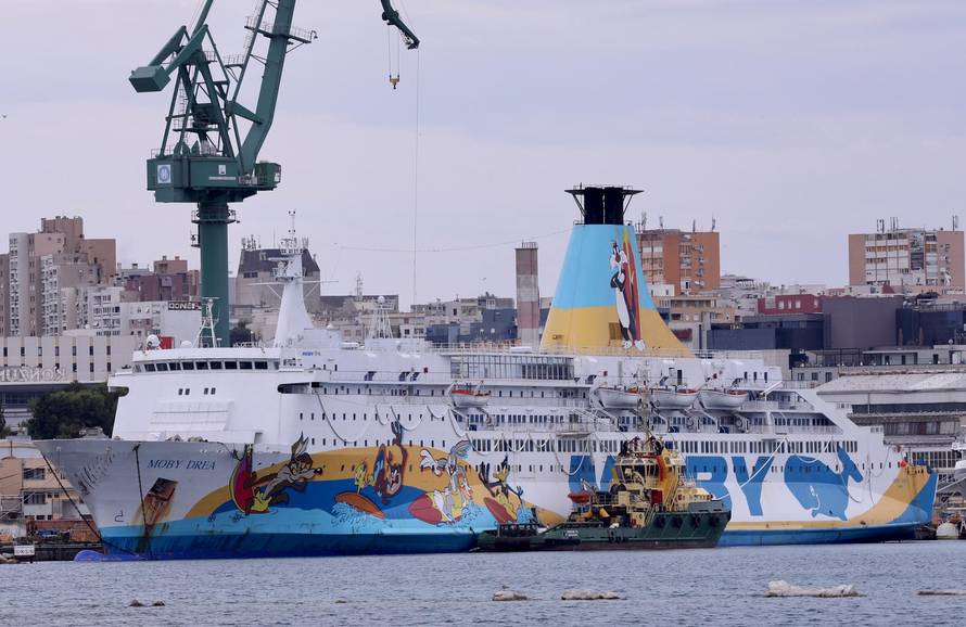 Pogled na brod Moby Drea koji je i dalje privezan u splitskom brodogradilištu