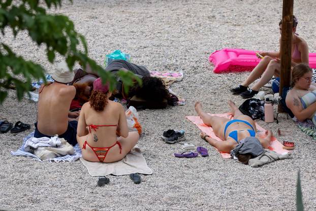 Zadar: Velik broj kupača na plaži Kolovare