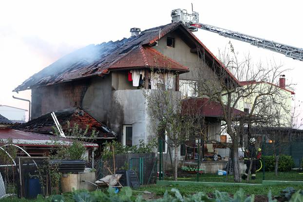 Zagreb: Vatrogasci gase požar na obiteljskoj kući u Blatu