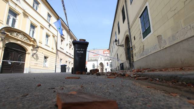 U pustom Zagrebu najviše je radnika koji saniraju krovišta nakon potresa