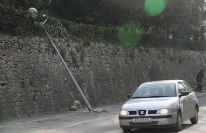 Zadar: Autom se zabio u rasvjetni stup pa pobjegao