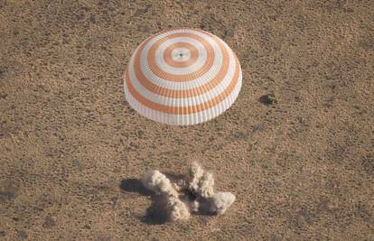 Izgubili kontakt sa Sojuzom, astronauti ipak sigurno sletjeli