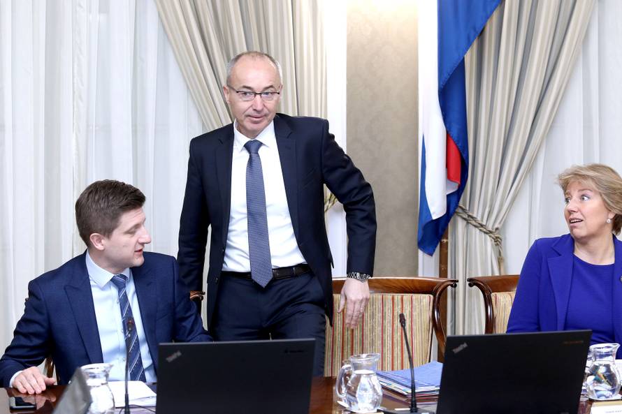 Zagreb: Vlada raspravljala o Interpelaciji o radu Vlade u postupku nabave borbenih aviona