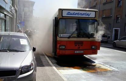 Gradski autobus zapalio se u vožnji, putnici su mirno sjedili