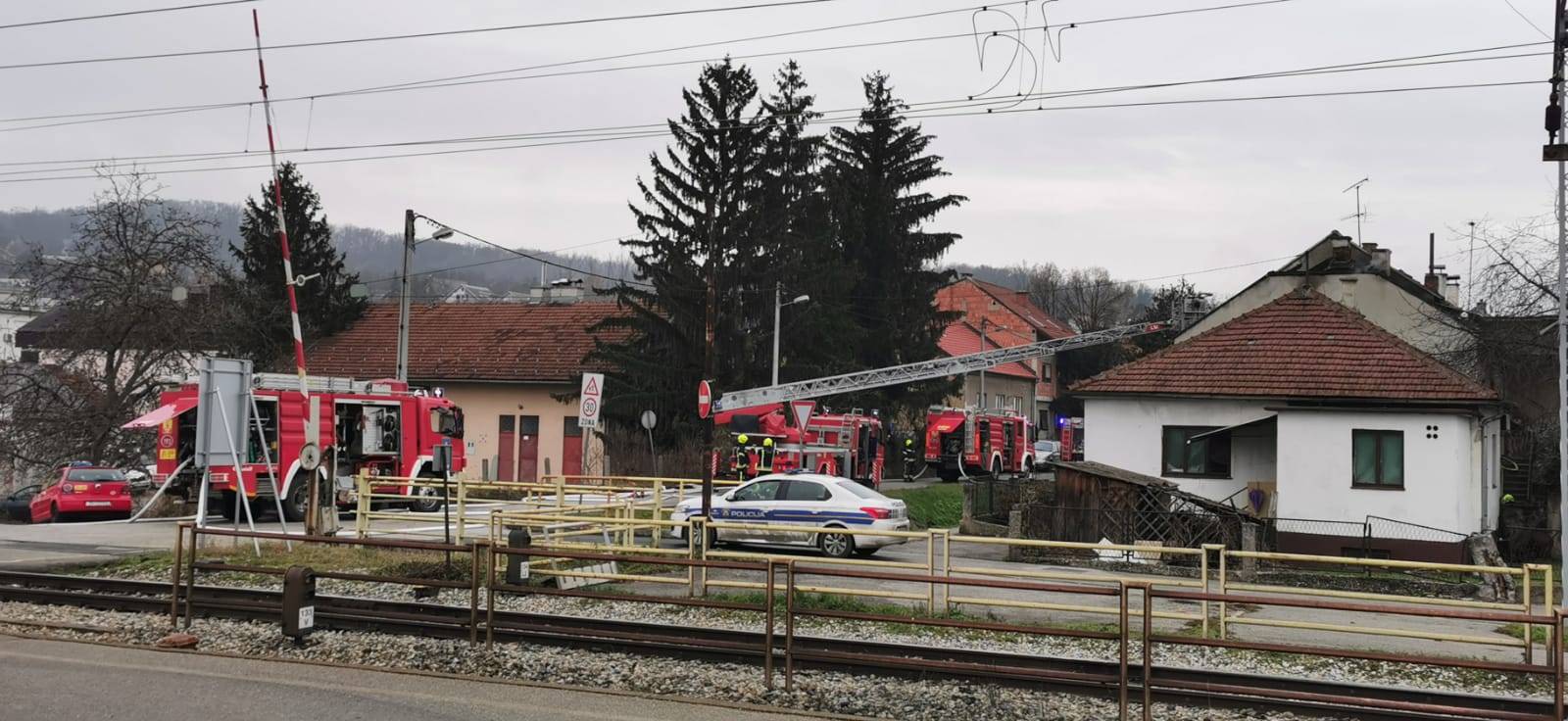 Buknulo u kući na Kustošiji, vatra se proširila na druge kuće