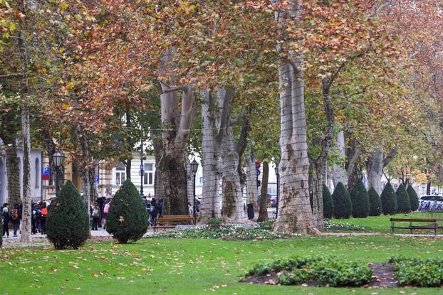 Zagreb: Zasvjetlile prve adventske lampice u parku Zrinjevac