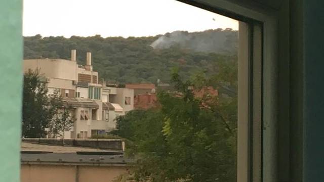 Grom udario u Marjan, požar ubrzo ugasili vatrogasci i kiša