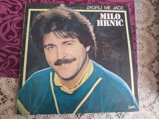 FOTO Jedna fudbalerka, a nas dvoje! Prepoznajete li pjevače bujnih kosa iz vaše mladosti?