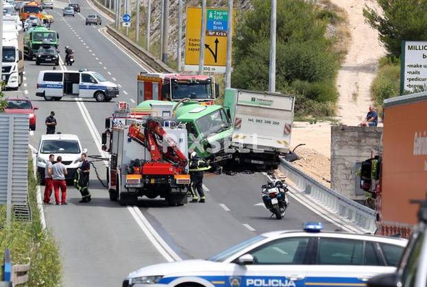 ?etiri vozila sudjelovala u teškoj nesre?i na magistrali kod Šibenika