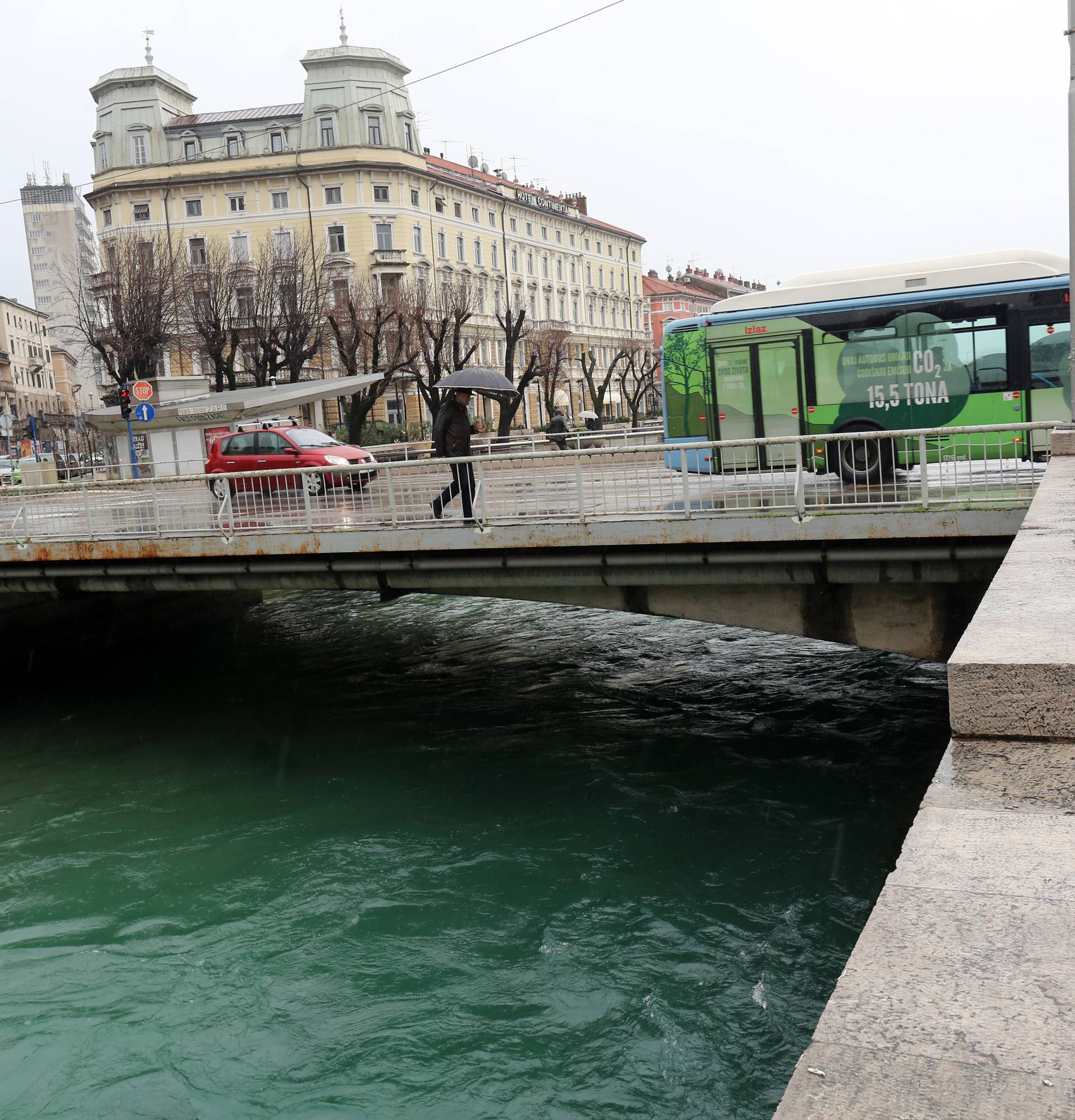 Starija žena upala u Rječinu sa zida od 4 metra, u bolnici je