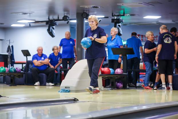 Zagreb: Druženje umirovljenika u Bowlingu Clubu 