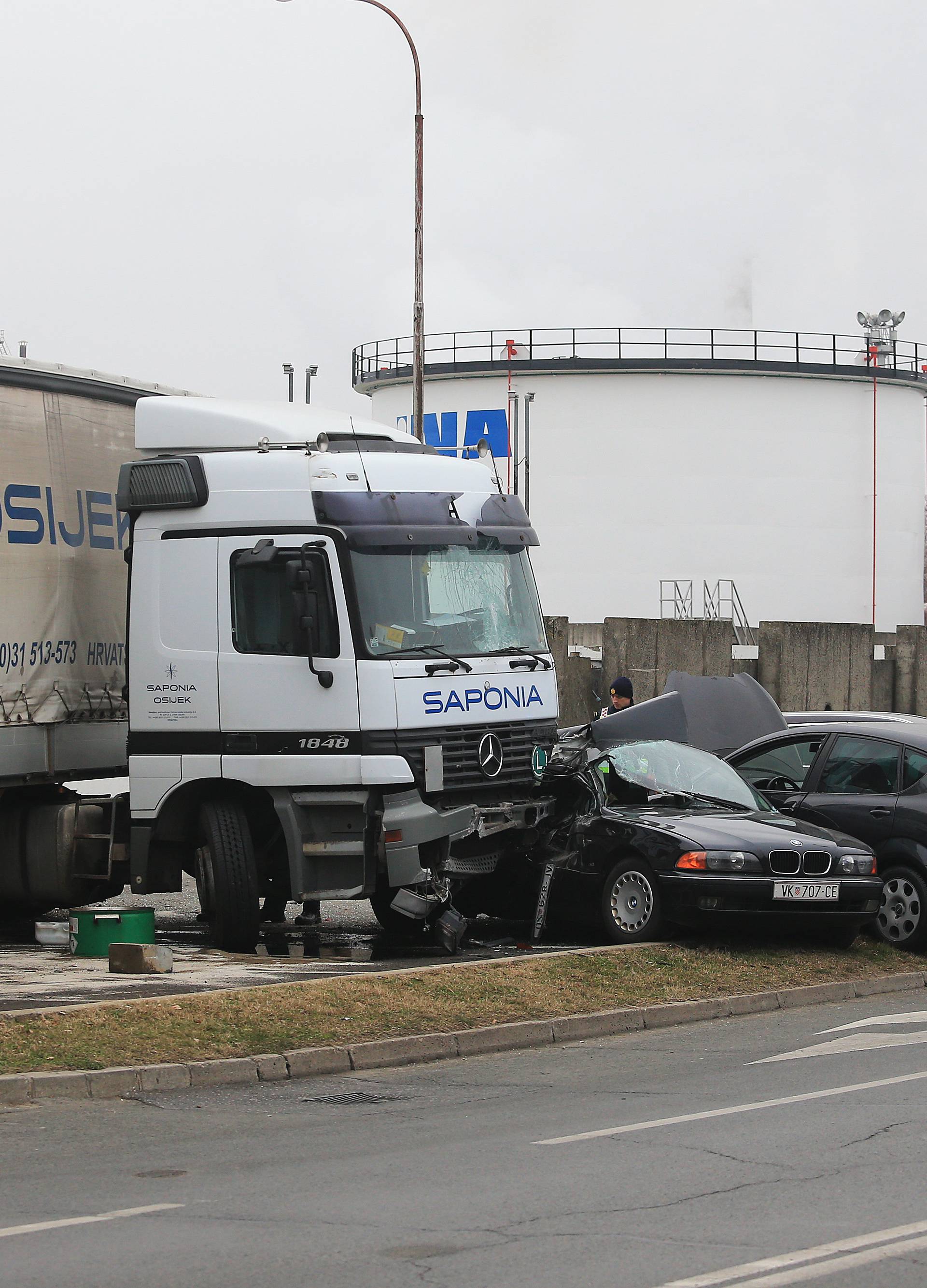 Šleper proklizao pa je zgužvao 4 automobila na parkiralištu