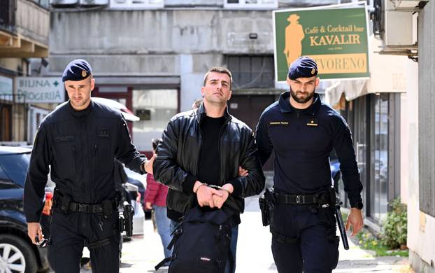 Zagreb: Policija na glavnom gradskom Trgu privodi osobu koja je navodno povezana s trgovinom drogom