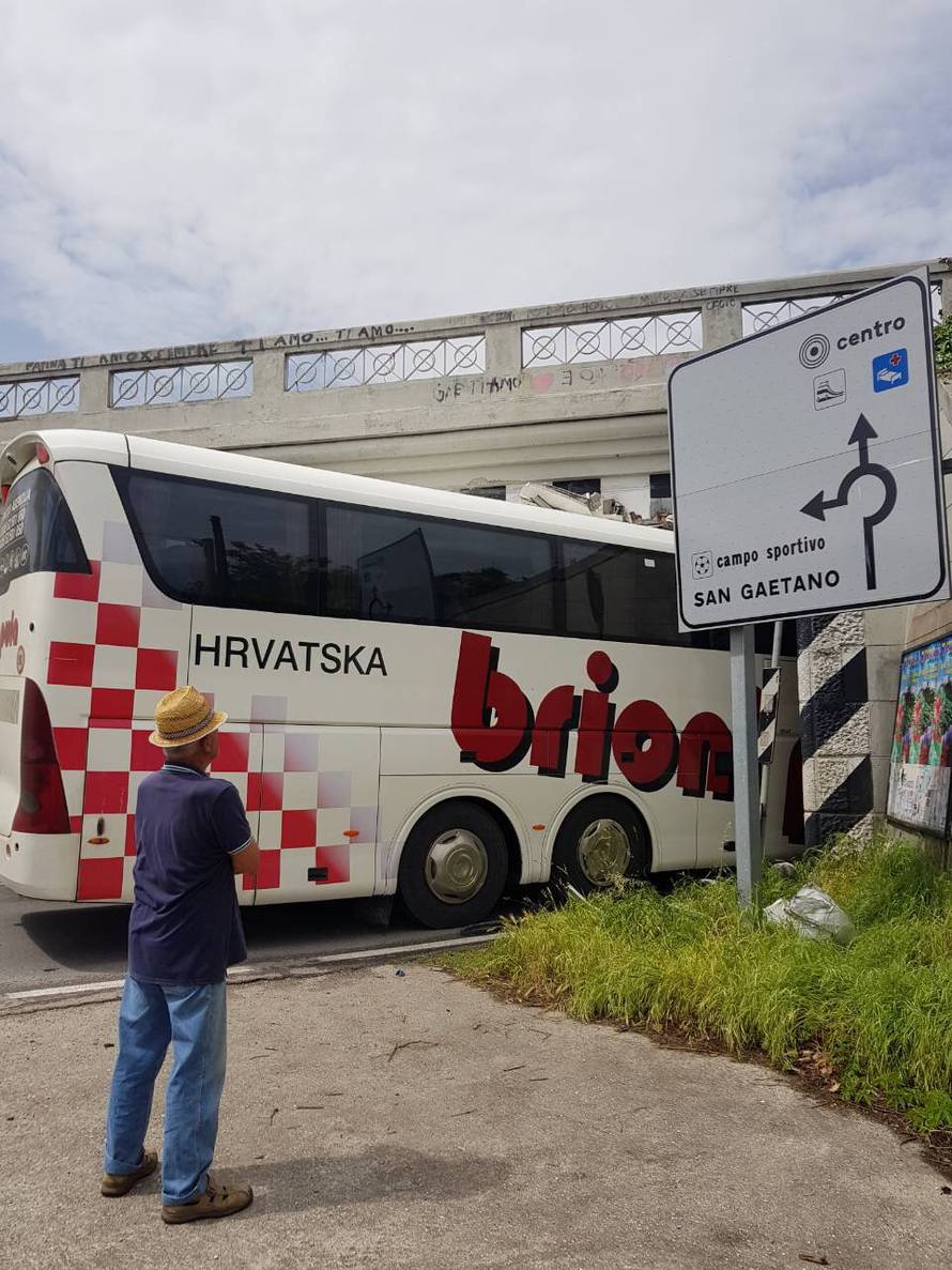 Autobus s učenicima  iz Istre 'zaglavio'  ispod mosta u Italiji
