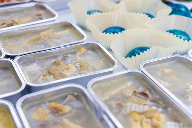 FOTO Omišljani uživali u 'bljak' klopi: Juha od kamika, rozi na bljak, šporka bruschetta...