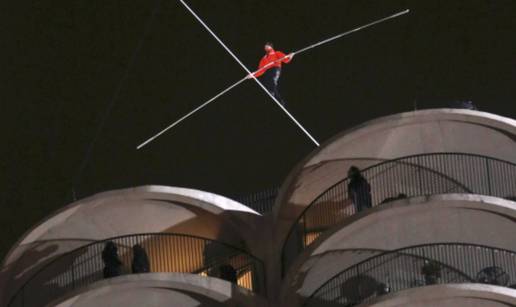 Wallenda je zavezanih očiju šetao po žici između nebodera