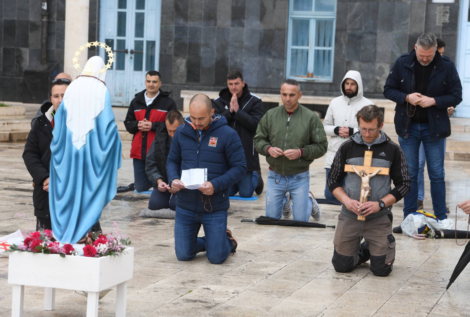 Šibenik: Muškarci u molitvi krunice na Trgu Krešimirova doma