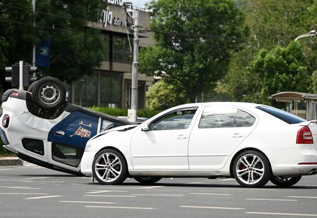 Zagreb: Prometna nesre&cacute;a dva automobila, jedan  zavr&scaron;io na krovu