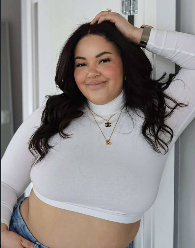 Plus-size influencerica ponosno pokazuje svoje obline: 'Tko se ne bi hvalio ovakvim grudima?'