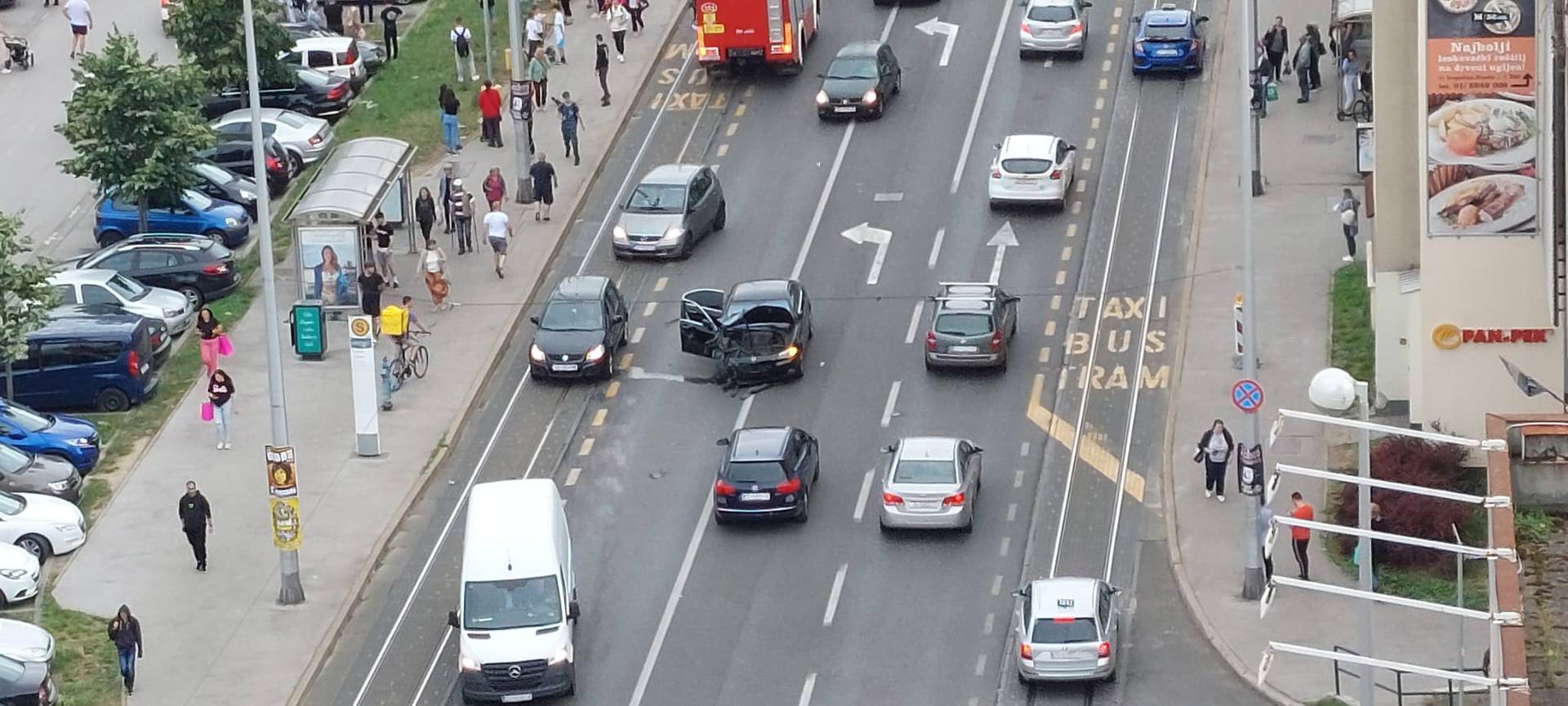 Teška prometna u Zagrebu: Više ozlijeđenih, vatrogasci izvlačili jednog čovjeka iz automobila