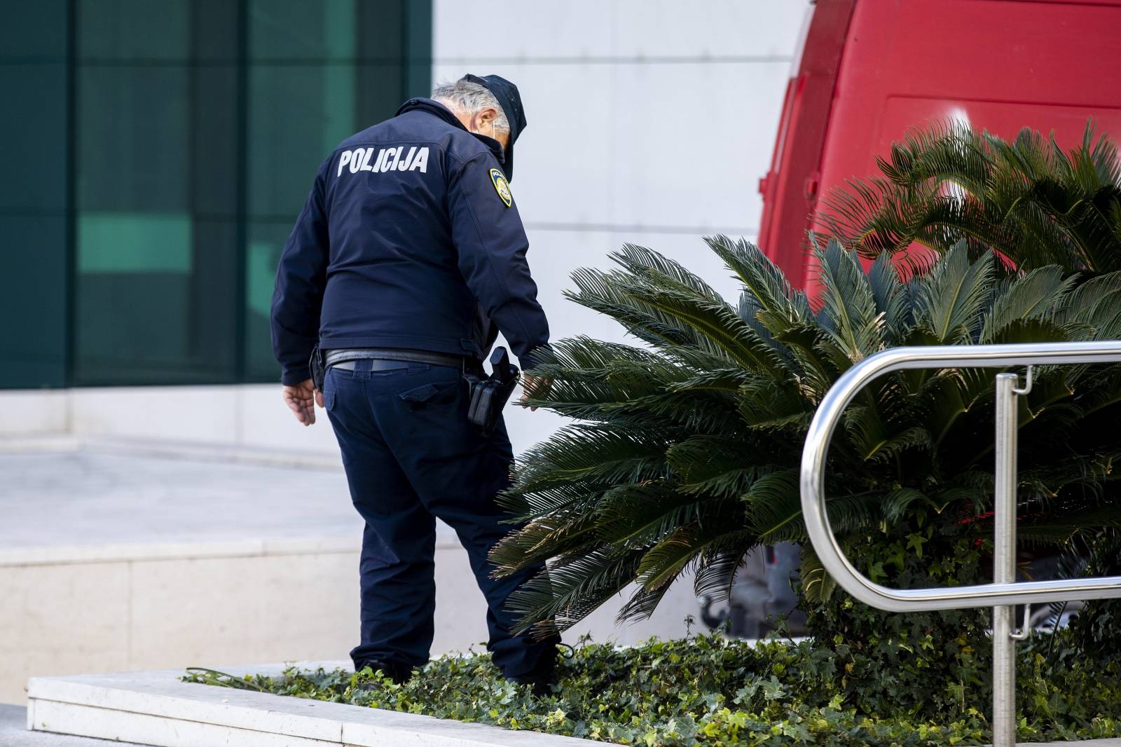Split: Muškarac kombijem blokirao ulaz u Agram banku