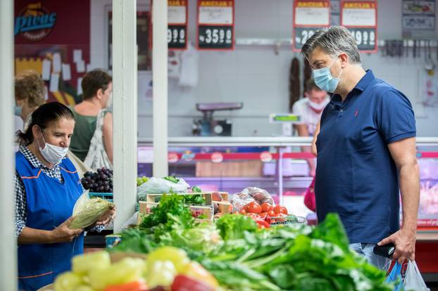 Premijer Plenković godišnji odmor provodi u Opatiji, u jutarnjim satima posjetio je tržnicu i ljekarnu