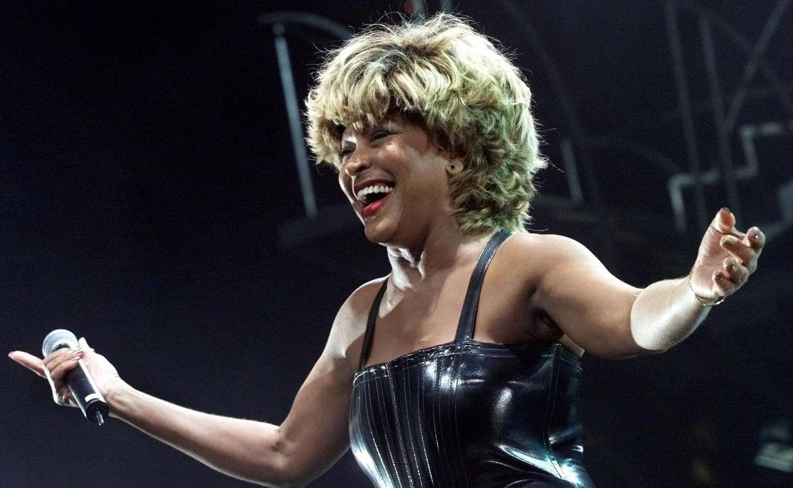 FILE PHOTO: Singer Tina Turner acknowledges applause after performing on the closing night of her "Twenty Four Seven" concert tour, at the Arrowhead Pond arena in Anaheim, California