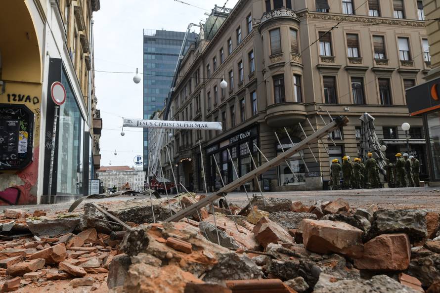 Zagreb: Vojska započela s čišćenjem ulica 