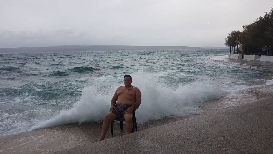 Ceste su pod vodom, odsječeni otoci: Valovi su visoki 6 metara